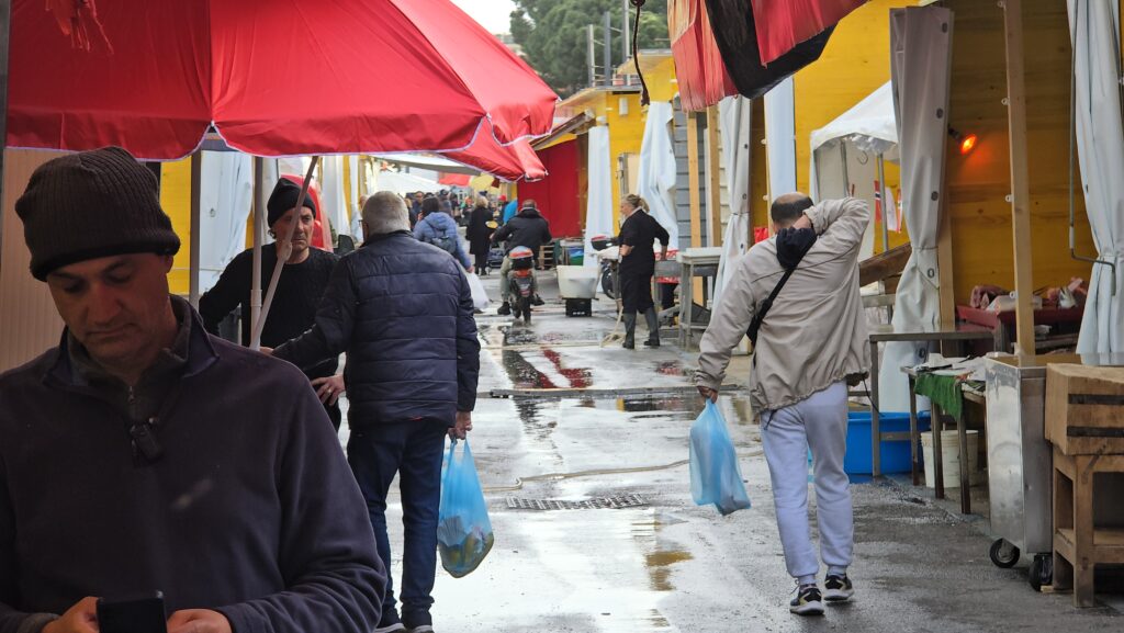 "Notizie fondate" sul mercato Vascone: ieri due operai in abiti civili, OGGI il nulla e tanti commercianti arrabbiati 11 20250415 075500