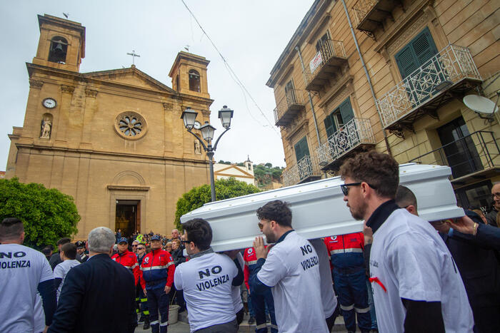 Misilmeri: ai funerali di Sara un "pezzo" di Messina e l'annuncio della laurea alla memoria 4 3fa1c550831e9d8864e0af72ea7a9fc5