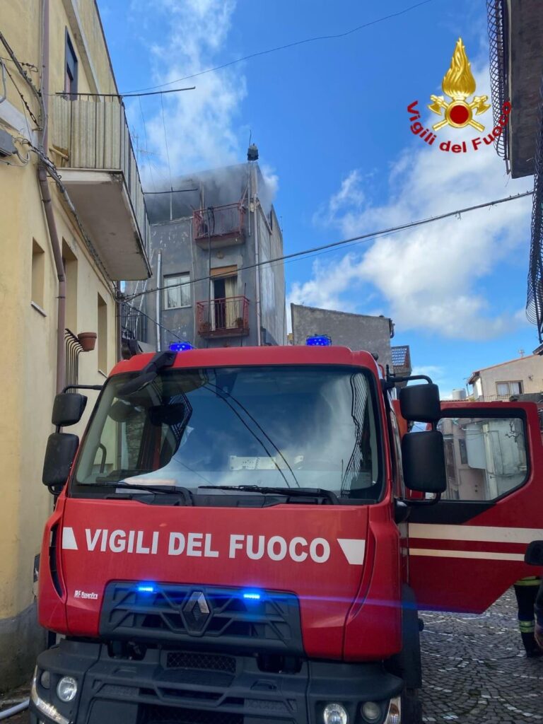 Incendio in appartamento causato da Fulmine: nessun ferito, danni Ingenti. 3 IMG 20250417 WA0033