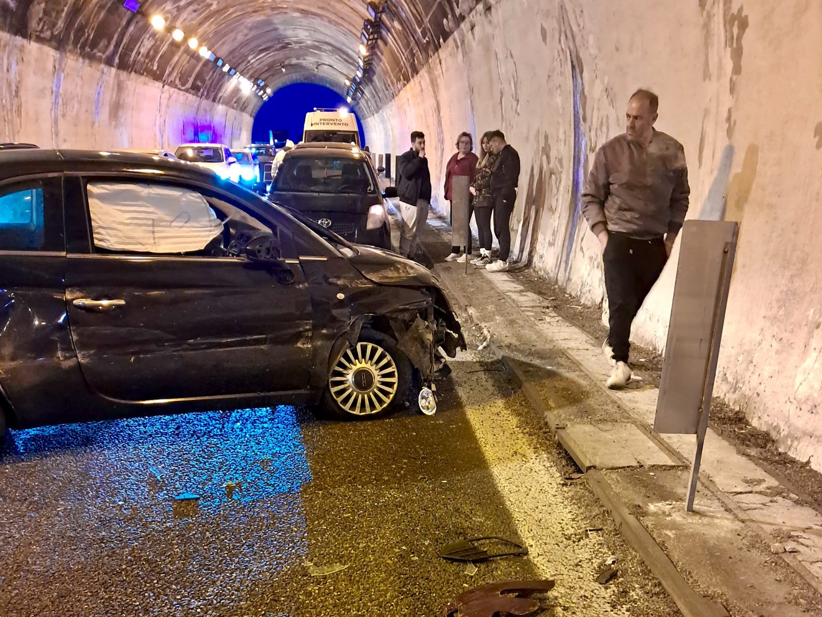 Tangenziale Messina - Incidente con tre veicoli coinvolti in galleria 6 IMG 20250423 WA0061 scaled