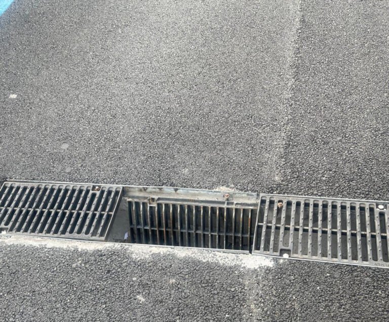 FOTO - Parcheggio di "interscambio" viale Europa: appena aperto e prima ruota DISTRUTTA
