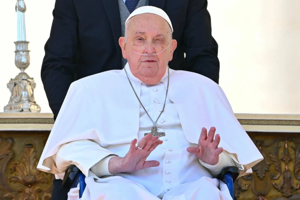 E' morto Papa Francesco 1 afp papa francesco ossigeno piazza san pietro ipa