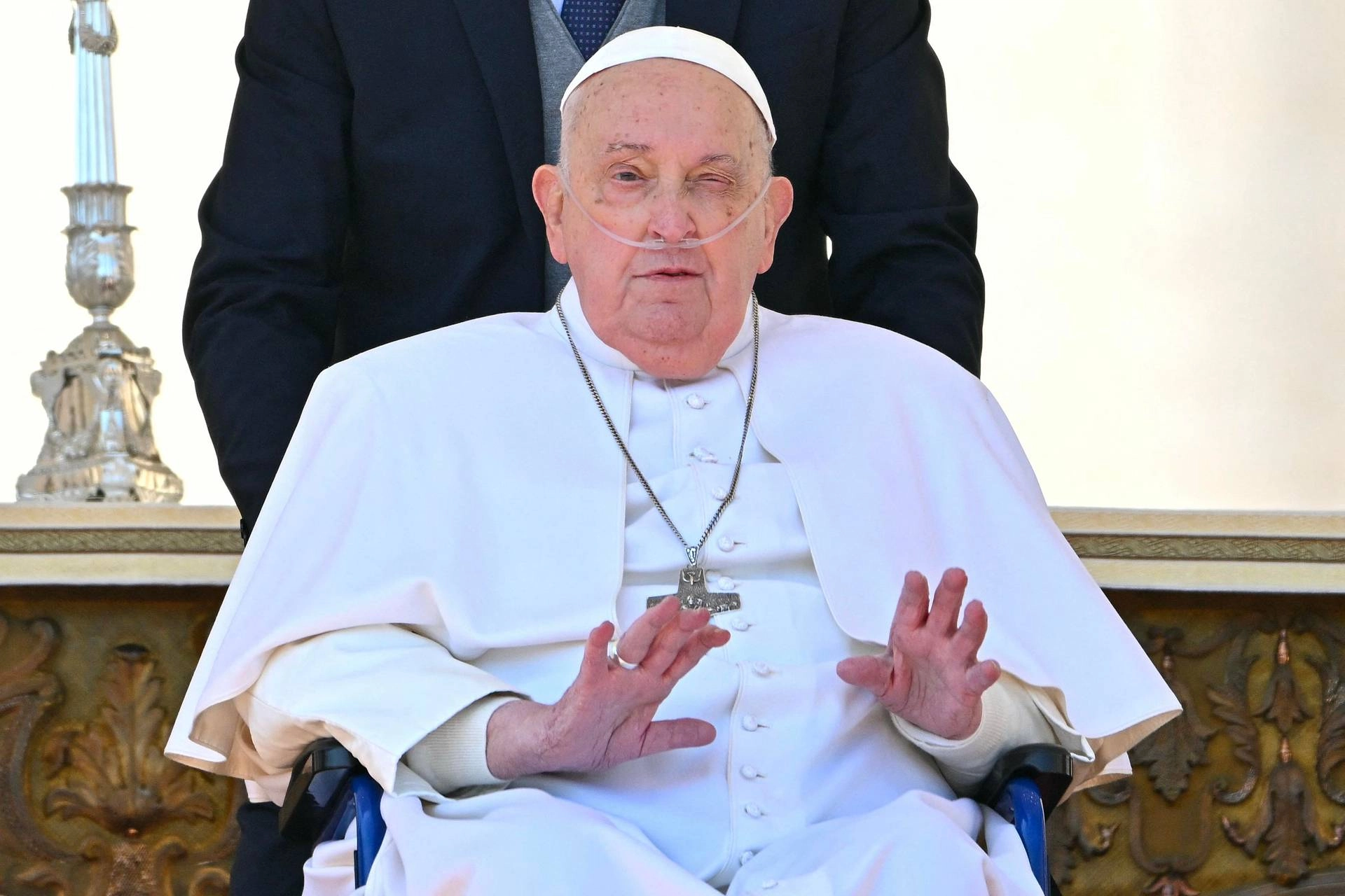 afp papa francesco ossigeno piazza san pietro ipa