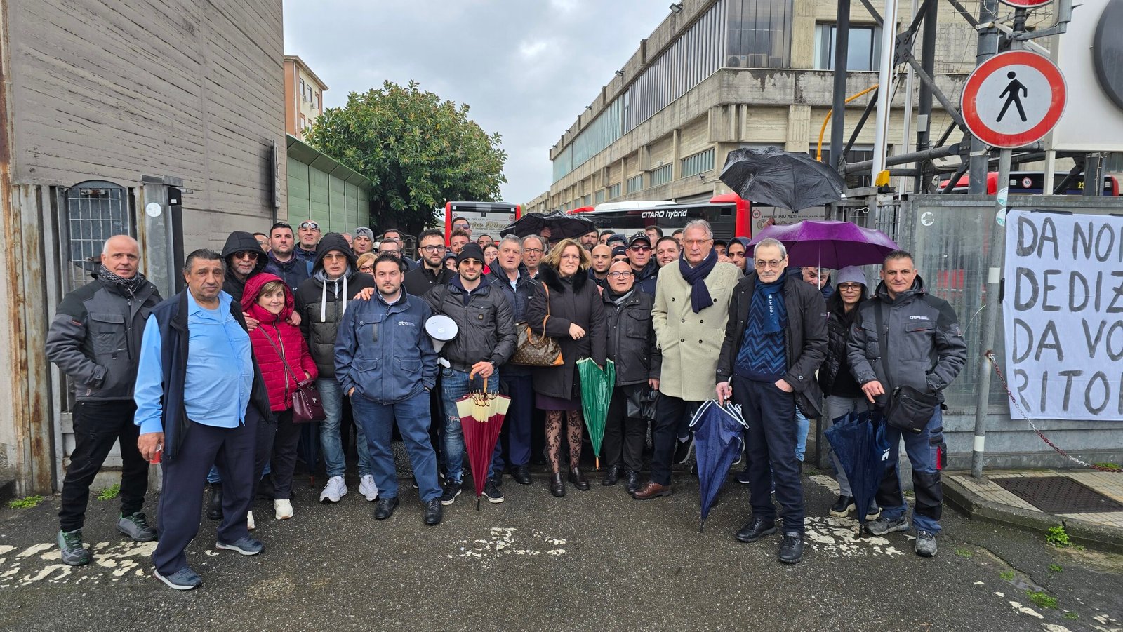 Sciopero ATM, Dafne Musolino presente ai cancelli "Lavoratori stanchi di logica padronale nelle società partecipate. Lotta sindacale unica possibilità per riconoscimento loro diritti" 6 atm musolino 2 scaled