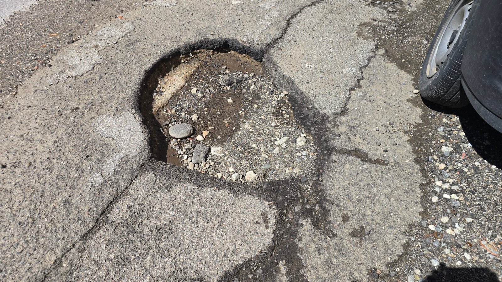 Emergenza strade: Gioveni "si torni all'antico senza Amam e col ritorno dell'ecopass!" 3 buca