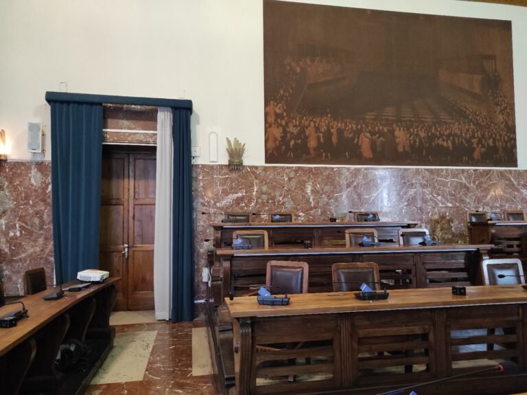 Palazzo Zanca in stallo: mancano i documenti per la Social City. E l'opposizione costringe Basile al confronto in Aula