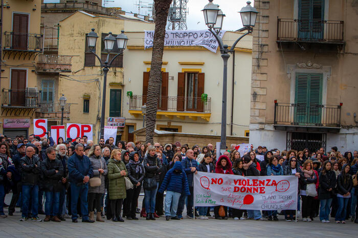 Misilmeri: ai funerali di Sara un "pezzo" di Messina e l'annuncio della laurea alla memoria 3 d8f6f550bcce94a5354353799f6dcc37