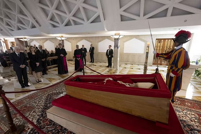 Terminato il rito della traslazione della salma di Papa Francesco. Dalle 11 l'omaggio dei fedeli 2 Mattarella dal papa