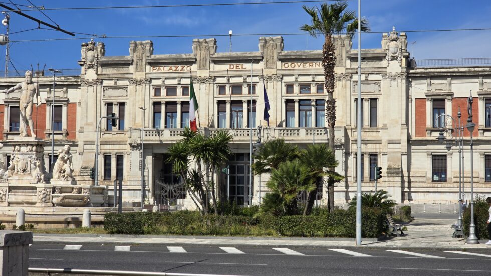 Aperto in Prefettura di Messina il registro condoglianze per la morte del Sommo Pontefice 1 Palazzo del Governo Prefettura Messina