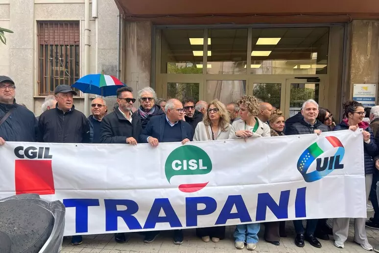 Referti istologici in ritardo, sit-in di protesta dei sindacati 1 sit in trapani