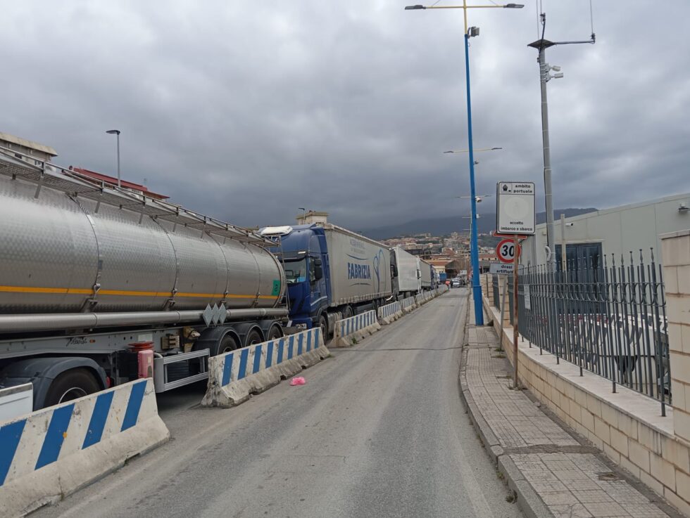 L.A.A.I.S.: "Tremestieri e Boccetta trappole per topi per gli Autotrasportatori. Insabbiamento scalo? Strumentalizzazione per il Ponte" 1 tir tremestieri 2