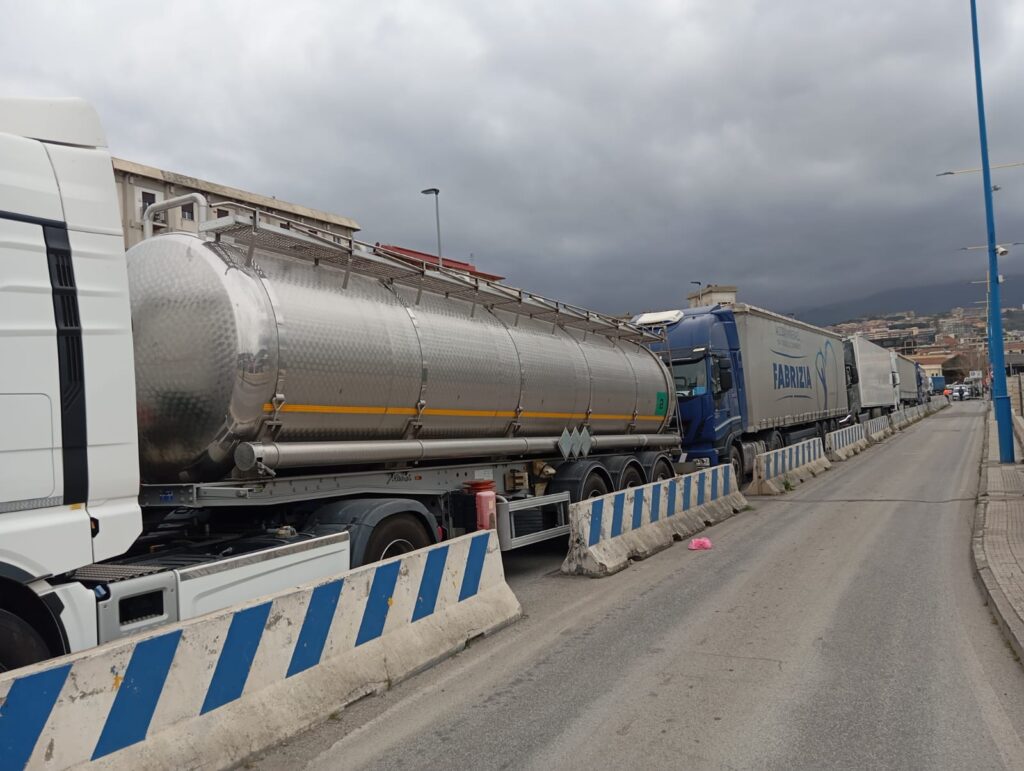 L.A.A.I.S.: "Tremestieri e Boccetta trappole per topi per gli Autotrasportatori. Insabbiamento scalo? Strumentalizzazione per il Ponte" 4 tir tremestieri 3