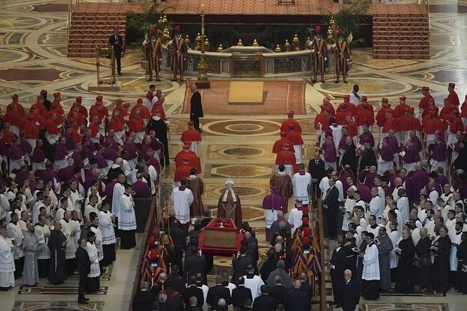 traslazione feretro papa bergoglio