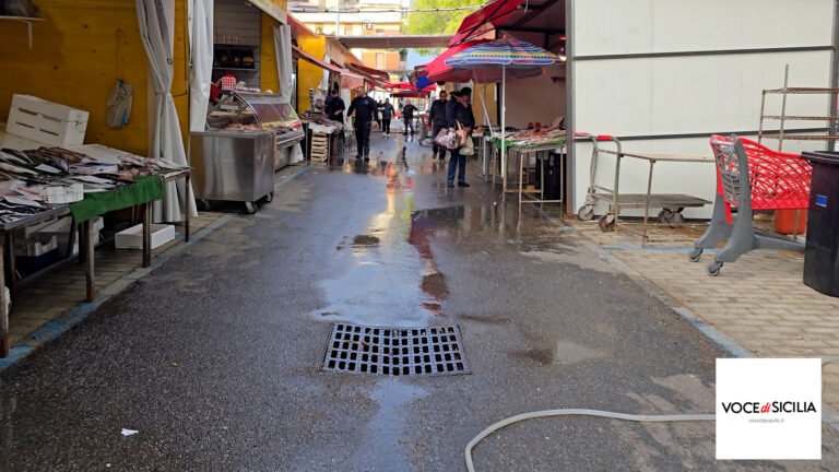 Via Catania, lavori a tombini e caditoie durante il mercato Vascone