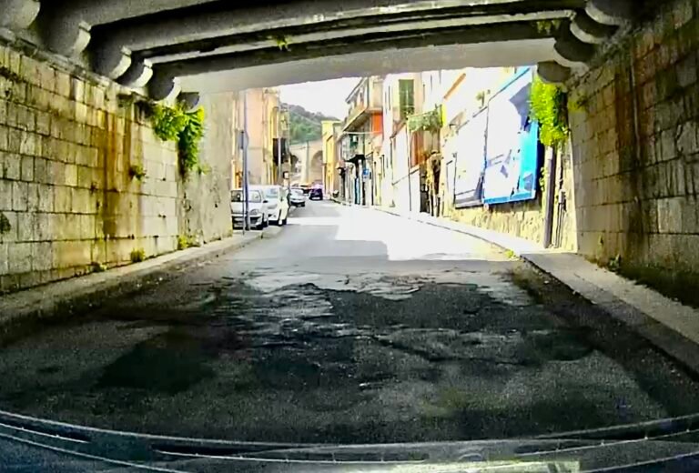 Messina, tranciata la condotta idrica in via Santa Marta: allarme rubinetti per centro e zona nord