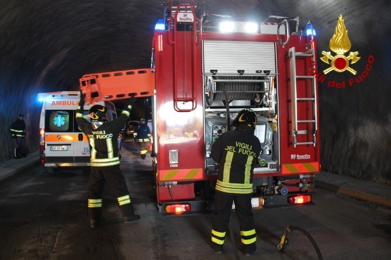 Incendio in abitazione. I vigili del fuoco trovano un uomo carbonizzato