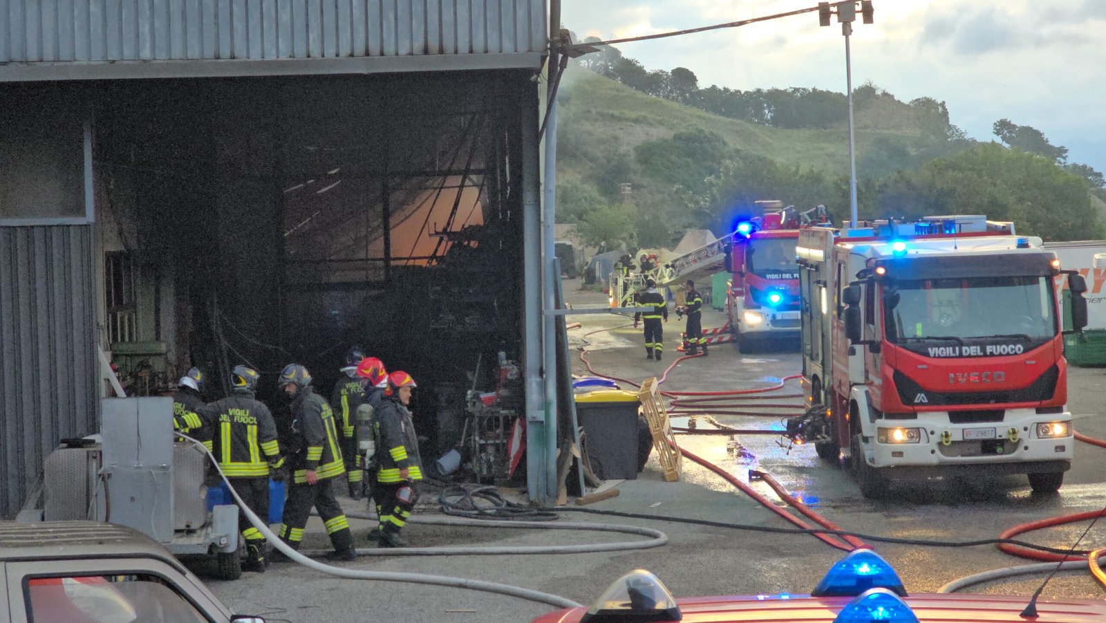 Larderia. Incendio in capannone di riparazione mezzi. VVFF al lavoro dalle 3 di notte 3 20250513 054921 scaled