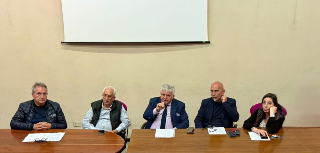Piano di programma organizzativo per lavori di circa 12 milioni di euro del Pnrr ex dell’Asp di Messina all’ospedale Fogliani di Milazzo. 3 Nella foro da sinistra: L’ingegnere Salvatore Trifiletti, direttore UOC ufficio tecnico, il Direttore sanitario Ospedale Fogliani Antonio Giallanza, il direttore generale dell’Asp Giuseppe Cuccì, il direttore amministrativo dell’Asp Giancarlo Niutta, la direttrice amministrativa del Fogliani Cinzia Oteri.