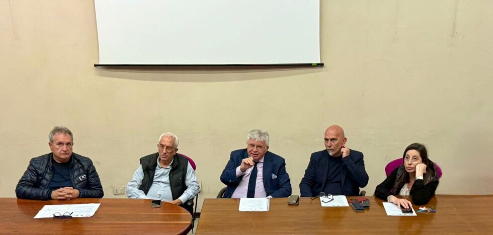 Piano di programma organizzativo per lavori di circa 12 milioni di euro del Pnrr ex dell’Asp di Messina all’ospedale Fogliani di Milazzo. 1 Nella foro da sinistra: L’ingegnere Salvatore Trifiletti, direttore UOC ufficio tecnico, il Direttore sanitario Ospedale Fogliani Antonio Giallanza, il direttore generale dell’Asp Giuseppe Cuccì, il direttore amministrativo dell’Asp Giancarlo Niutta, la direttrice amministrativa del Fogliani Cinzia Oteri.