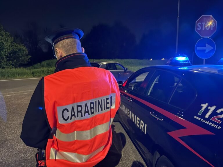 Guida al cellulare e aggredisce i carabinieri al posto di blocco: denunciata 34enne a Randazzo