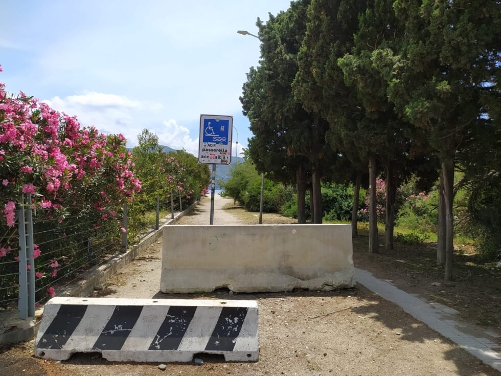 Bandiera Blu a Messina? Sventola, ma non per i DISABILI. Laddove c'era una passerella adesso il NULLA. Eppure, la "solita" MUSOLINO nel 2020... 1 Capo Peloro