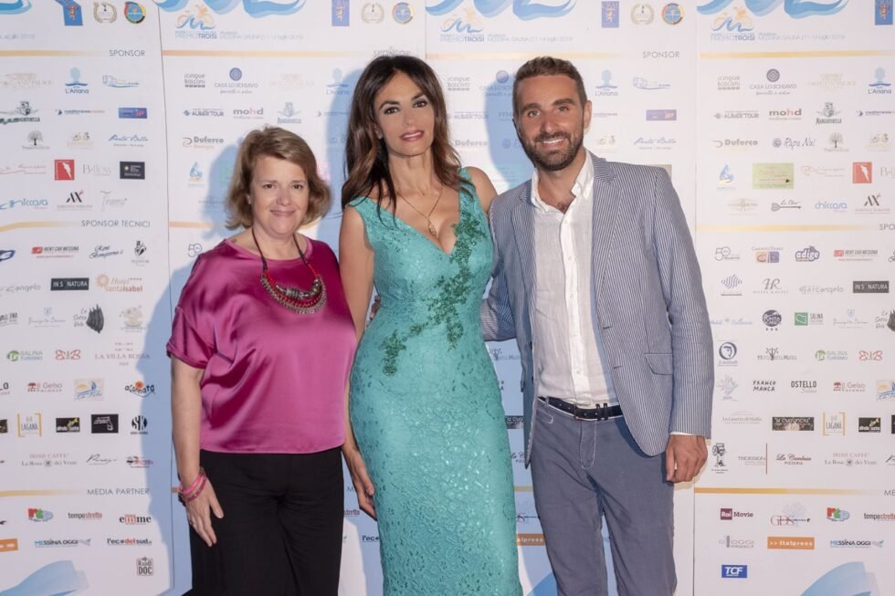 Massimo Boldi a Salina per il Premio Massimo Troisi. Confermata madrina Maria Grazia Cucinotta 1 Patrizia Casale, Maria Grazia Cucinotta, Massimiliano Cavaleri