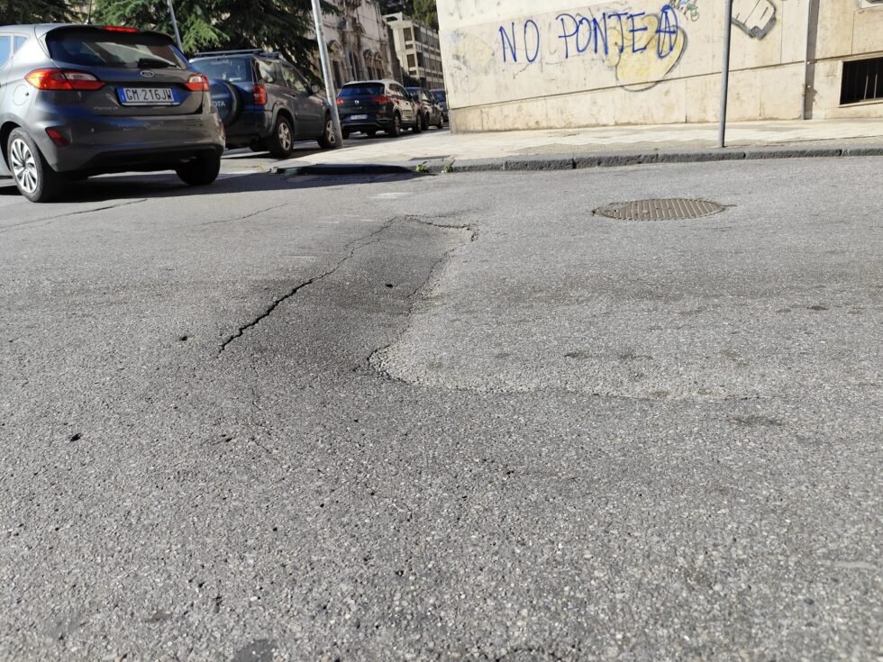 "Sta sprofondando la via Sant'Agostino" l'allarme di Renato Coletta. "Persi soldi PNRR per condotte AMAM terziarie..." 1 Santagostino via sprofonda