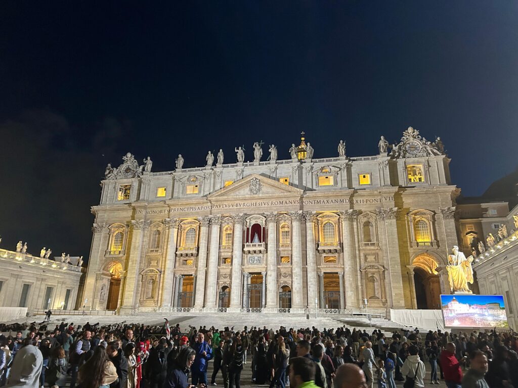Conclave, la prima fumata è nera: domani nuovo voto per eleggere il Papa 3 vaticano