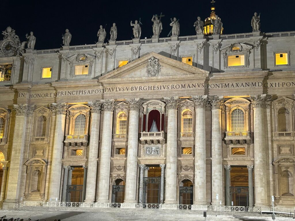 Conclave, la prima fumata è nera: domani nuovo voto per eleggere il Papa 5 vaticano