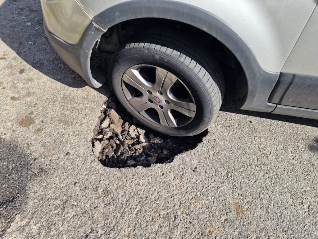 Le strade di Messina: Una toppa da Sei Milioni... di debiti. Ma... che fine hanno fatto i fondi già disponibili? 3 auto in buca