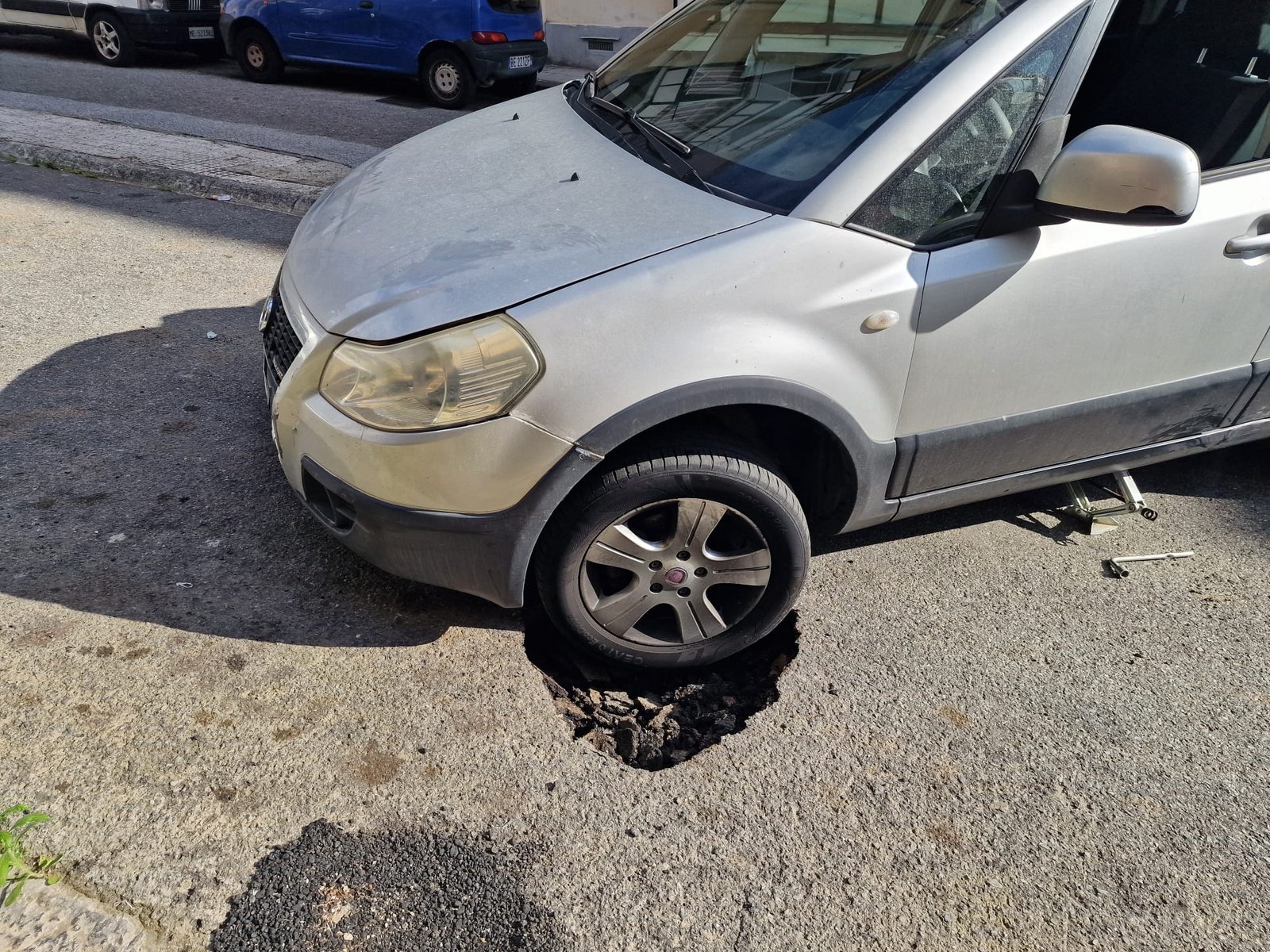 Messina, si apre buca nella notte e sprofonda ruota di auto. Non è la prima volta. 1 auto in buca2