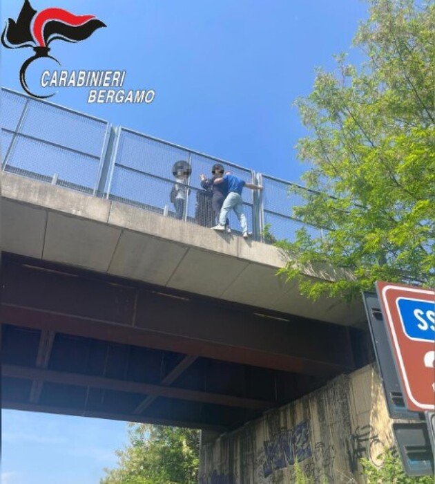Carabiniere salva donna da suicidio: "Io eroe? Grazie Meloni, ma mio premio è che sia salva" 4 carabiniere salva donna suicidio cavalcavia