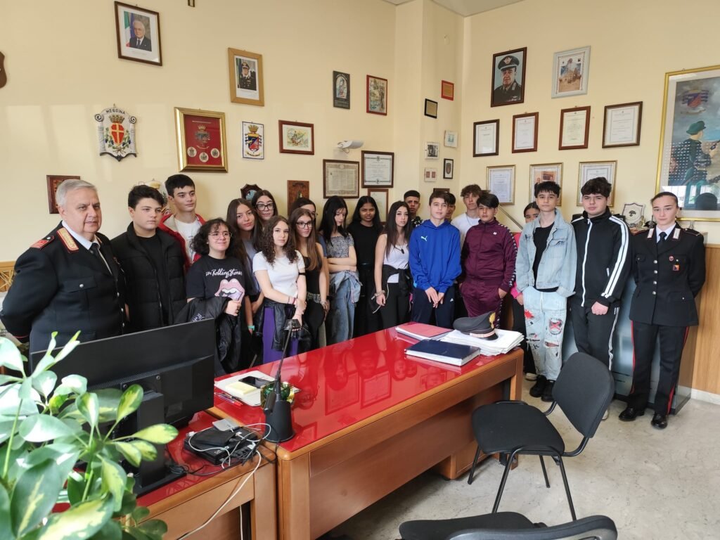 Legalità e sana alimentazione: una giornata all’insegna dell’Educazione civica alla scuola secondaria di I grado “G. Martino” di Tremestieri 4 carabinieri 1
