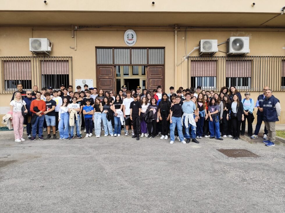 Legalità e sana alimentazione: una giornata all’insegna dell’Educazione civica alla scuola secondaria di I grado “G. Martino” di Tremestieri 1 carabinieri 3