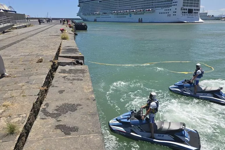 Nave da crociera rompe ormeggi per forte vento