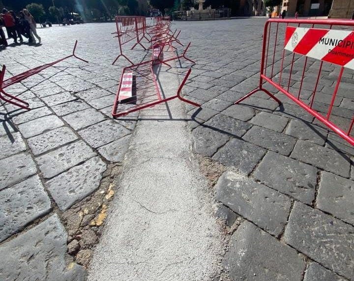 Il "RE" cemento invade anche piazza Duomo. Anche queste pietre del 1980? 1 cemento in piazza duomo