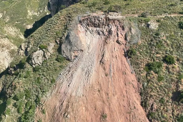 Fatto brillare costone roccioso a Taormina 1 costone taormina