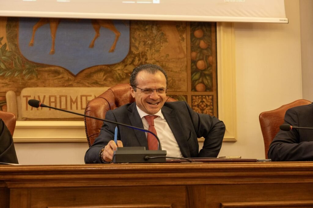 Consiglio Comunale, relazione del Sindaco De Luca: un copione stantio. La città merita visione, non autoelogi. 3 de luca comune foto de luca