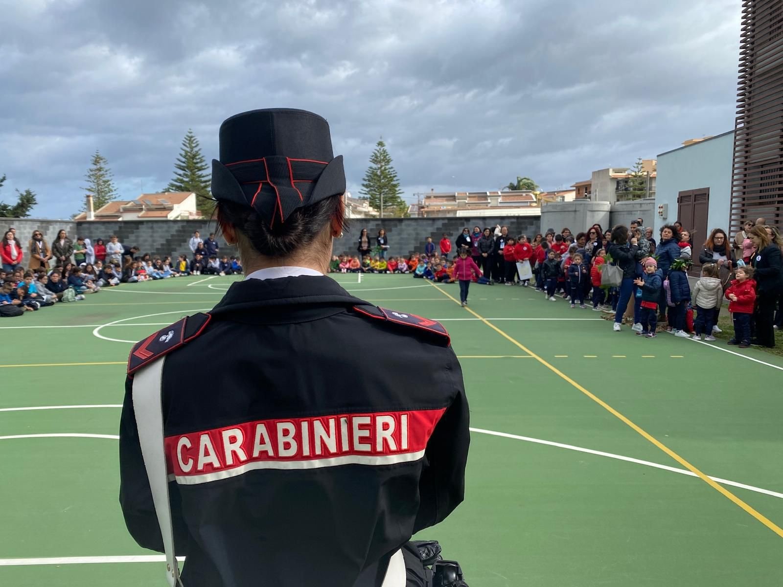 Si avvia alla conclusione la campagna sulla cultura della legalità. Sono state 58 le scuole coinvolte, con incontri in favore di oltre 3.500 studentesse e studenti. 2 Carabinieri legalità scuola