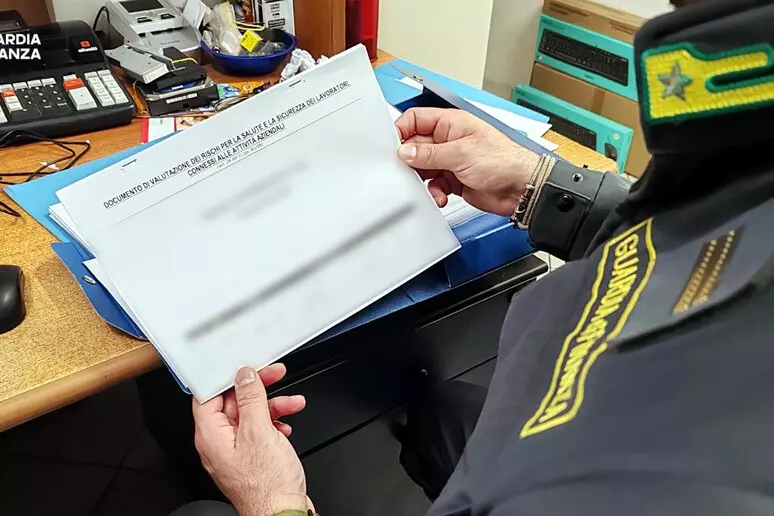 Dipendenti supermercato sfruttati, pagati 1,6 euro l'ora. Due arresti per caporalato e società sequestrata 1 Guardia di finanza