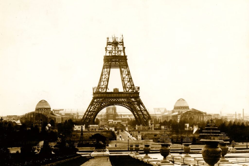 Primo Maggio: Decostruzione Critica di un Emblema Storico-Sociale. Una Storia Sindacale 4 la tour eiffel in costruzione nell ottobre 1888. orig