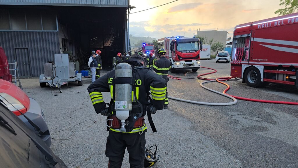 LARDERIA - Il VIDEO dell'incendio in capannone. I Vigili del Fuoco instancabili al lavoro dalle 3 di notte 3 larderia incendio (23)
