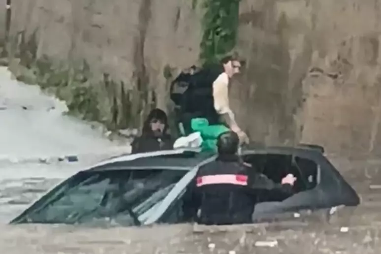 Auto sommersa nel sottopasso allagato da piogge, salvata donna 1 palermo sottopasso allagato soccorso