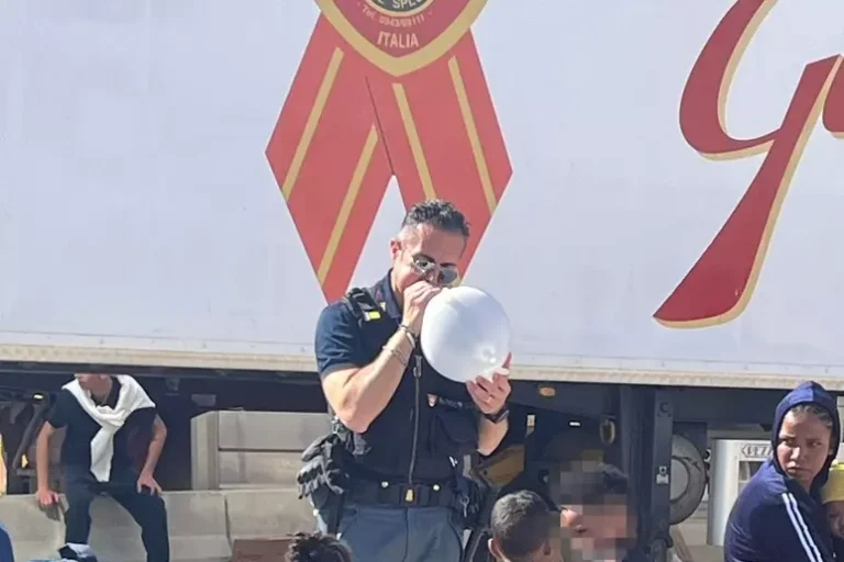 poliziotto palloncini lampedusa