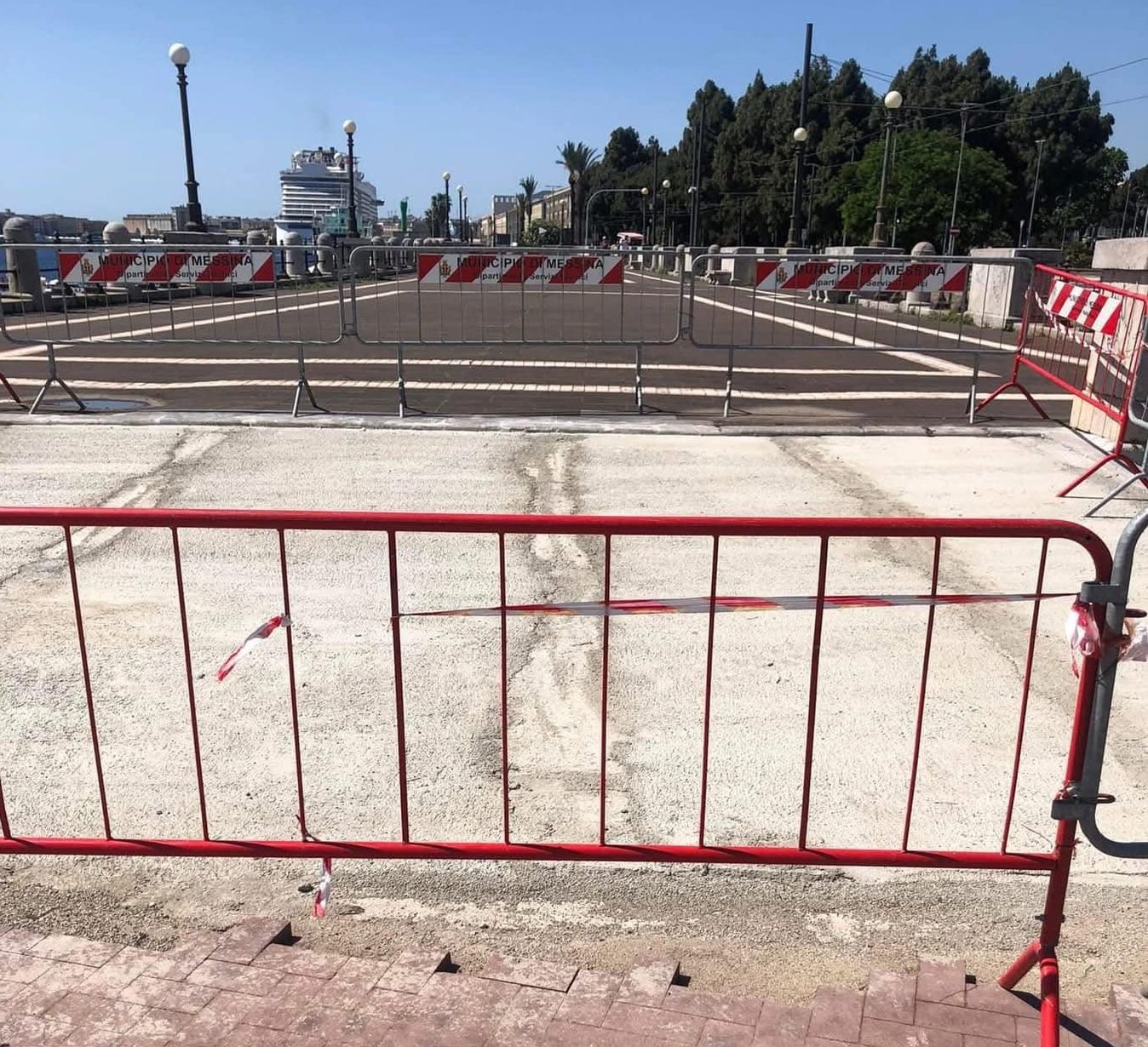 scalini cementati passeggiata a mare