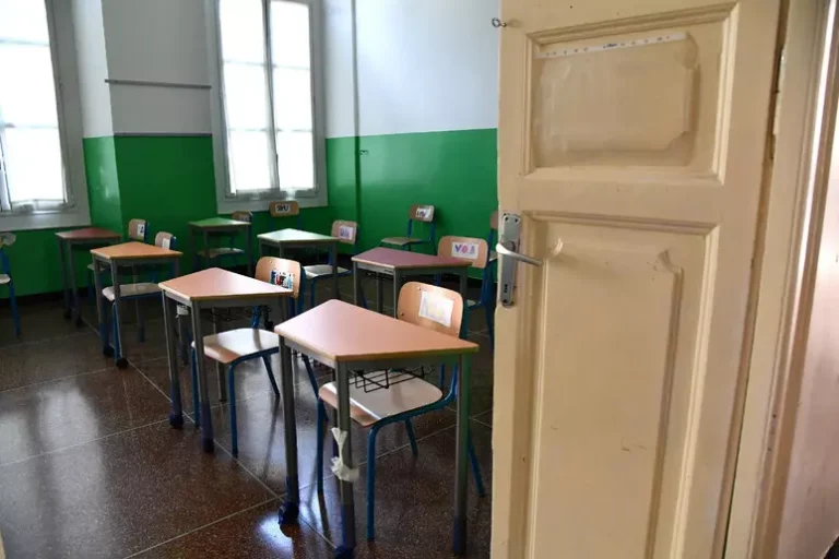 scuola classe porta aula