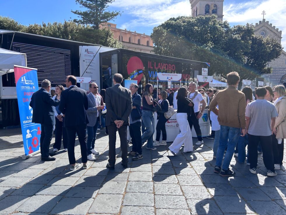 Un successo la seconda edizione del truck tour" Il lavoro viaggia con noi”. A piazza Duomo tantissimi studenti e giovani per formazione e consulenza per entrare nel mondo del lavoro. 1 truck tour