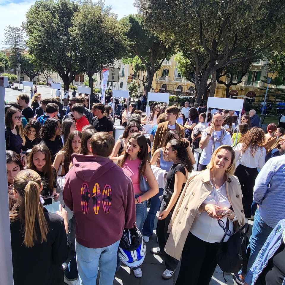 Un successo la seconda edizione del truck tour" Il lavoro viaggia con noi”. A piazza Duomo tantissimi studenti e giovani per formazione e consulenza per entrare nel mondo del lavoro. 4 truck tour