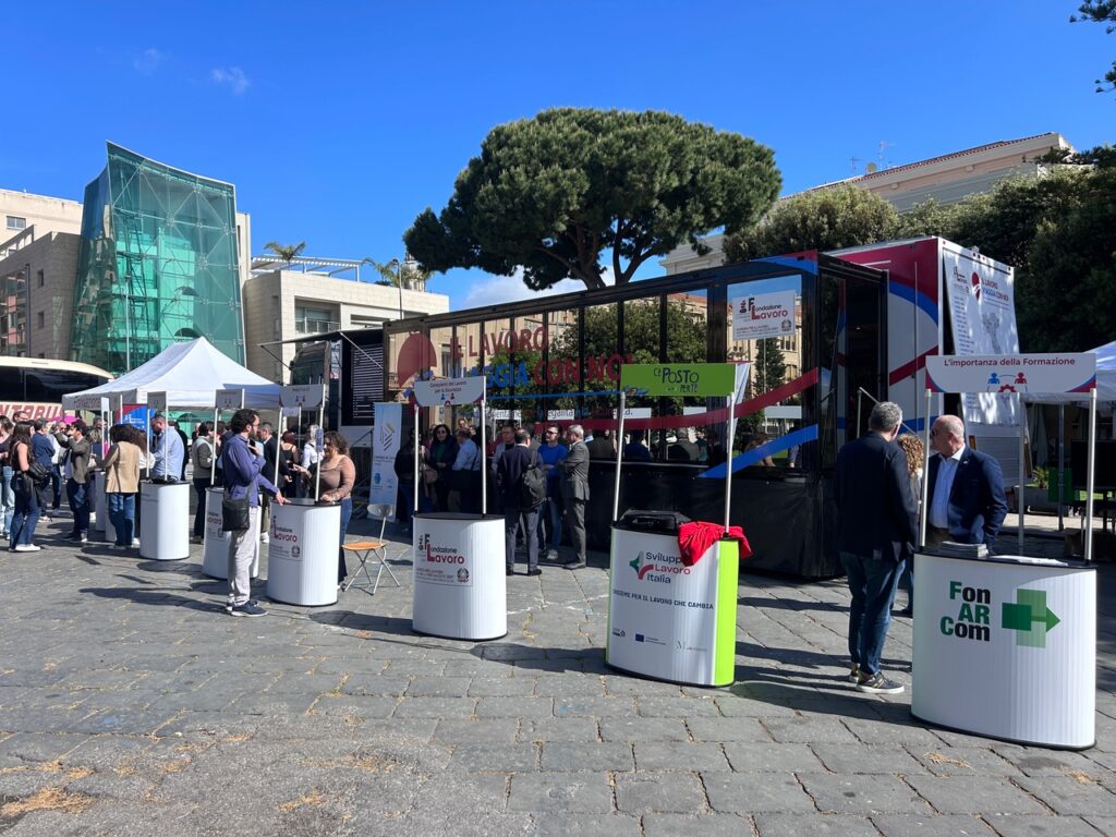 Un successo la seconda edizione del truck tour" Il lavoro viaggia con noi”. A piazza Duomo tantissimi studenti e giovani per formazione e consulenza per entrare nel mondo del lavoro. 6 truck tour