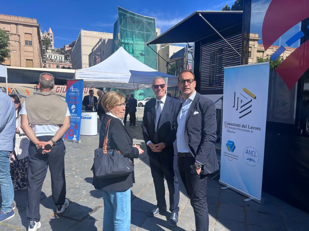 Un successo la seconda edizione del truck tour" Il lavoro viaggia con noi”. A piazza Duomo tantissimi studenti e giovani per formazione e consulenza per entrare nel mondo del lavoro. 5 truck tour